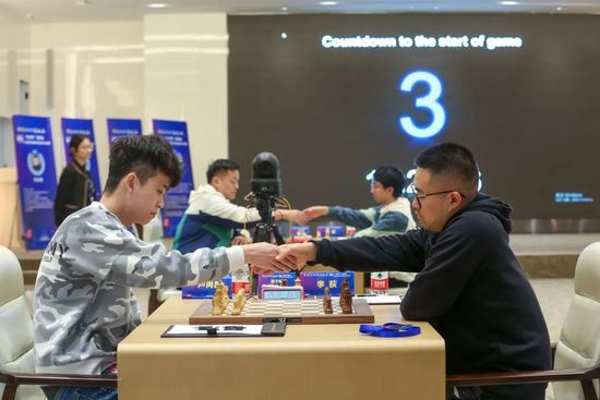 老板让秘书趴下露出屁股